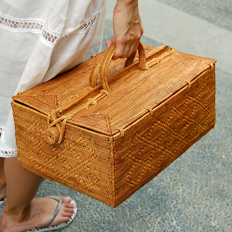 大ぶりなバッグは、荷物が増えても安心。