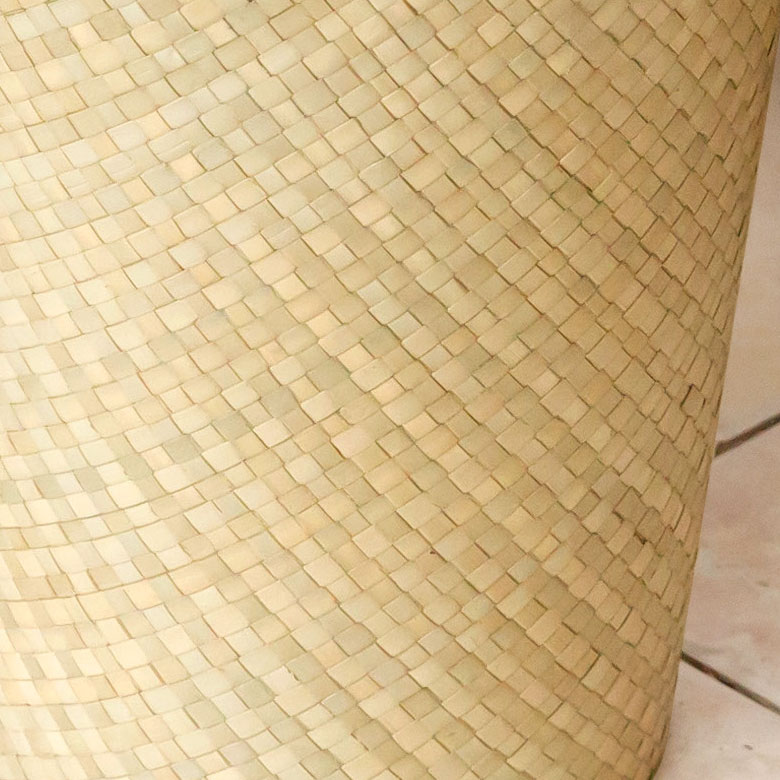 バリ島の職人さんが手間ひまかけて編んでいます