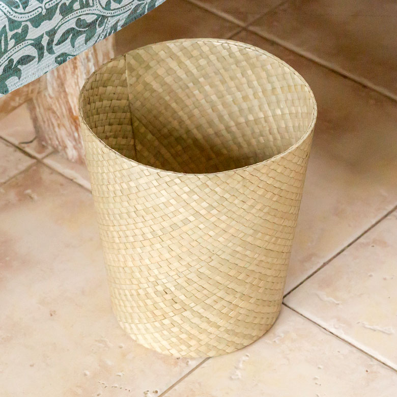 リゾートインテリアを盛り上げるパンダンのシンプルなごみ箱