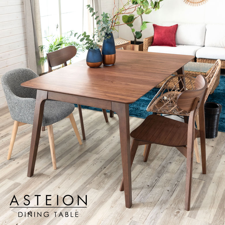 天然木の伸長式ダイニングテーブル。