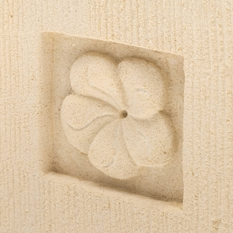 くっきりとした凹凸が美しいプルメリアの彫刻