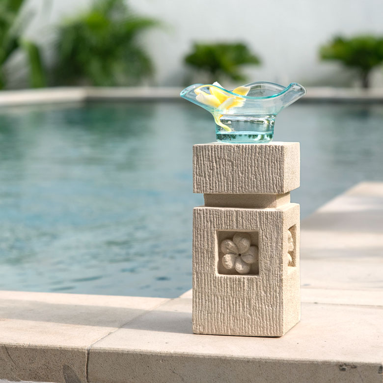 フラットな上部に好きなものをのせてコーディネート。