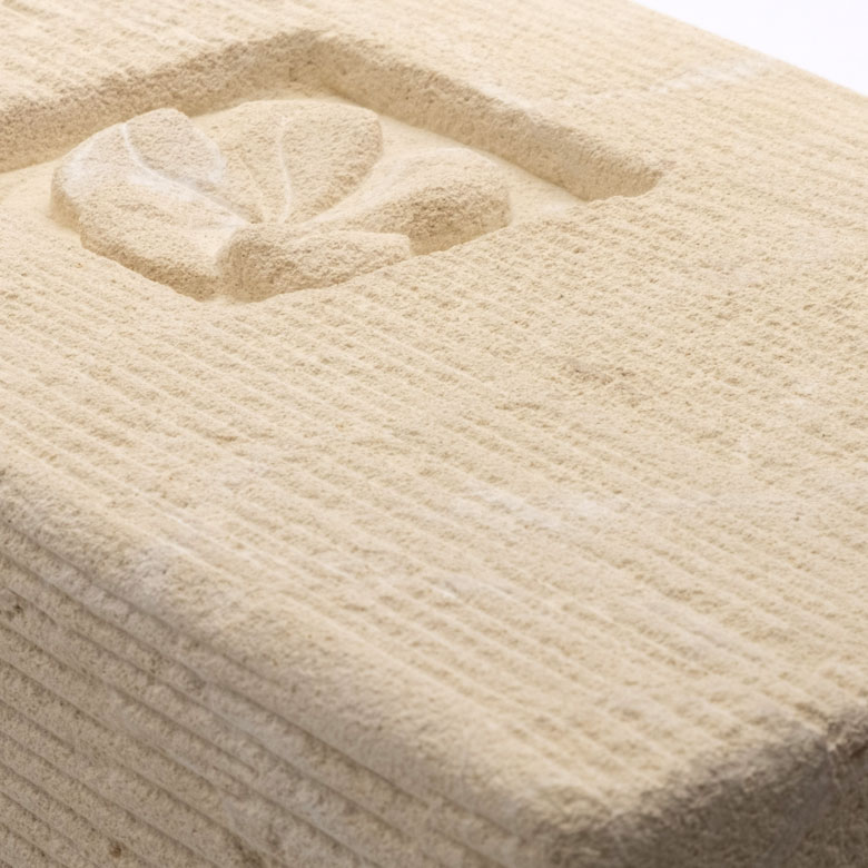 ノミで仕上げた表面はやわらかな仕上がり