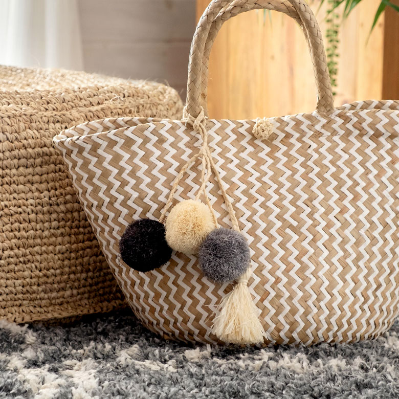 おしゃれなラフィアのバッグチャーム