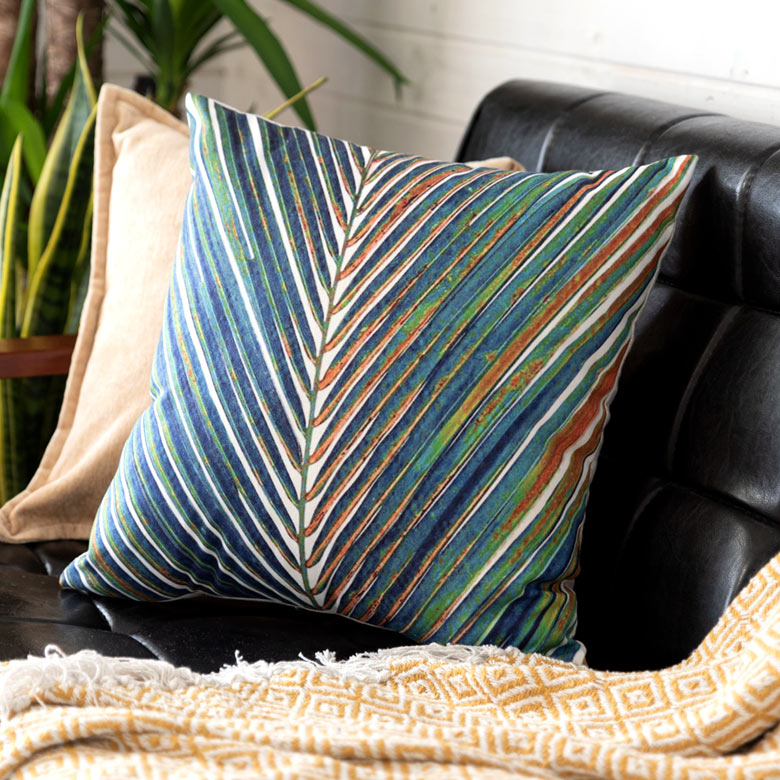 ヤシの葉柄のボタニカルなクッションカバー。