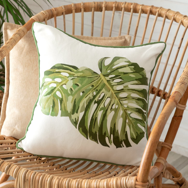 モンステラ柄のボタニカルなクッションカバー。