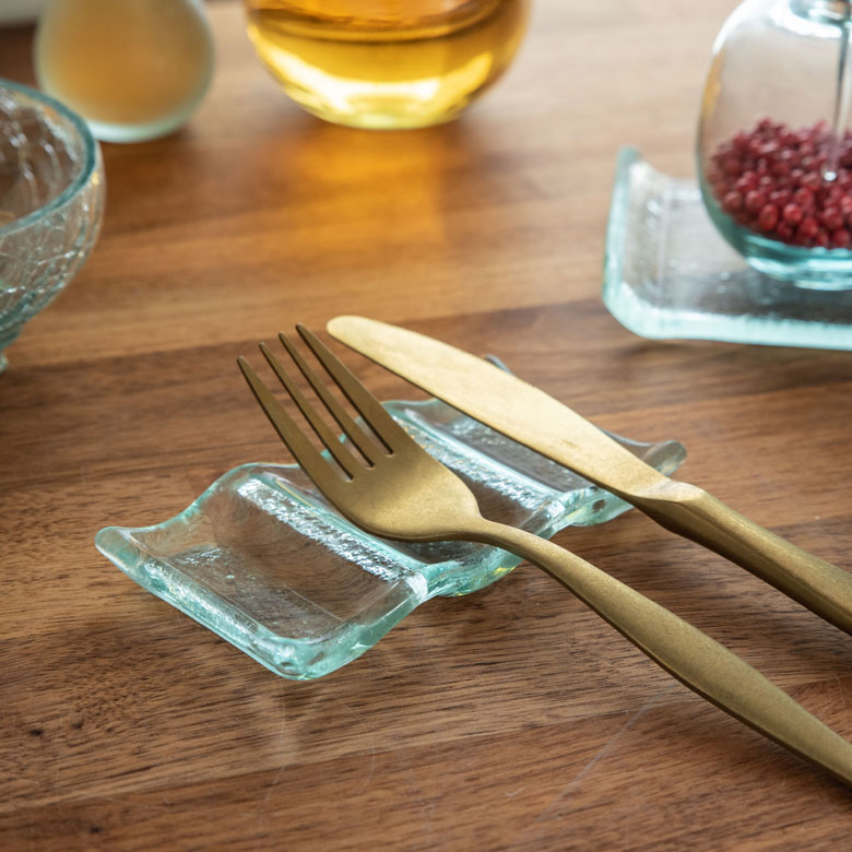 箸置きやカトラリーホルダーとしても。