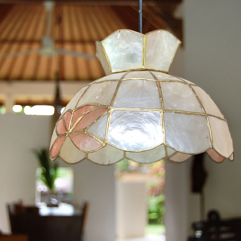 ホワイトをベースに、ピンクのお花がワンポイントに。