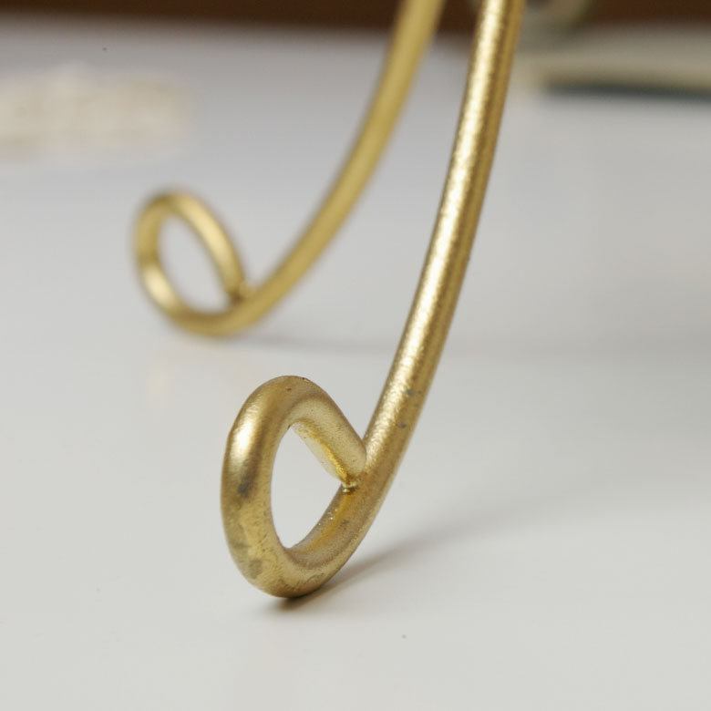 脚部分もこだわりのカールデザイン