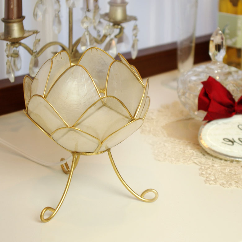 消灯時も華やかで絵になるランプ