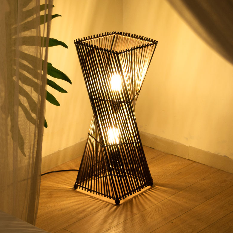 光と影が幻想的な、アジアン間接照明。