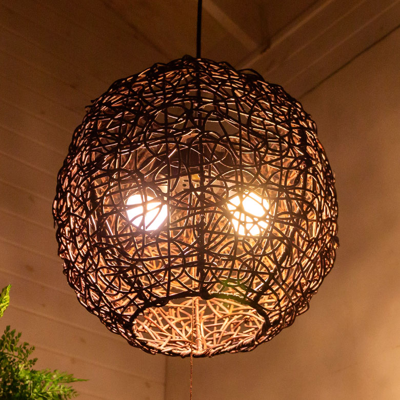 光と影が幻想的な、アジアン間接照明。