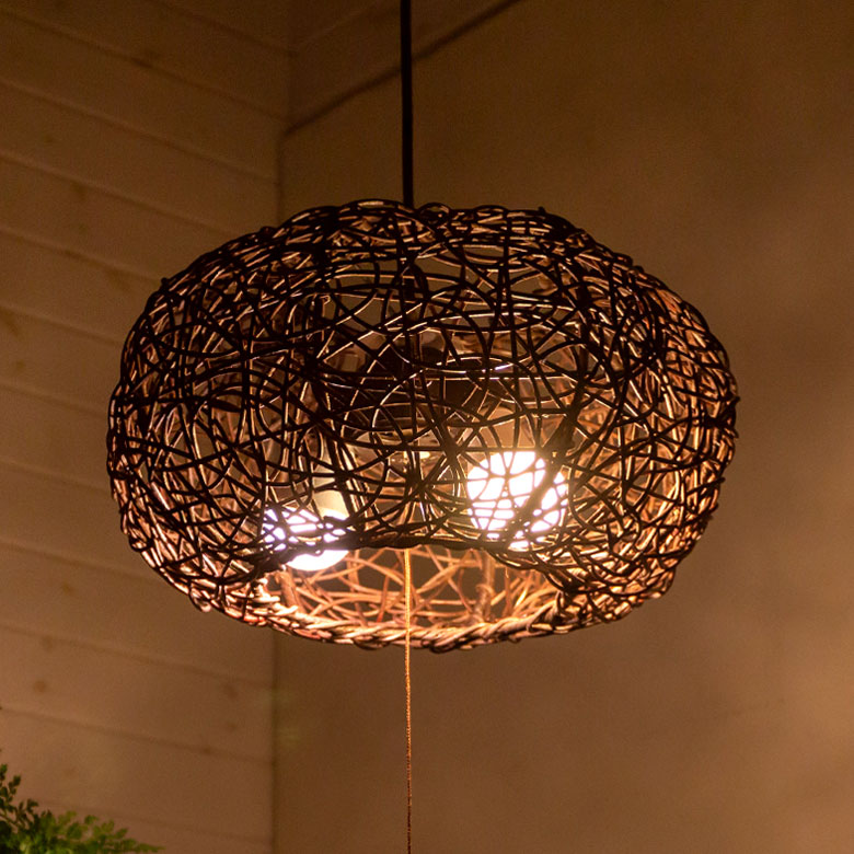 光と影が幻想的な、アジアン間接照明。