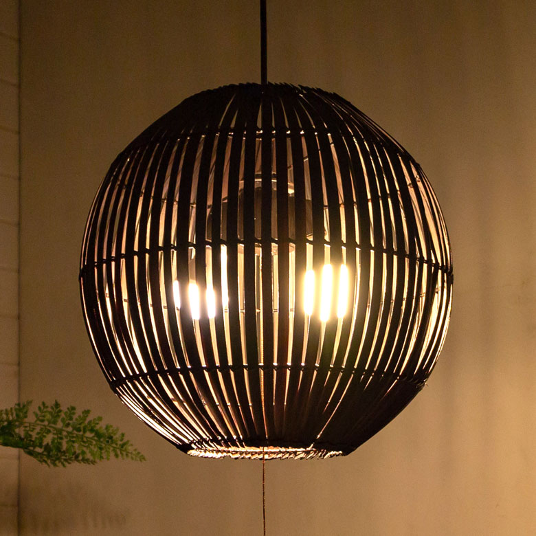 光と影が幻想的な、アジアン間接照明。