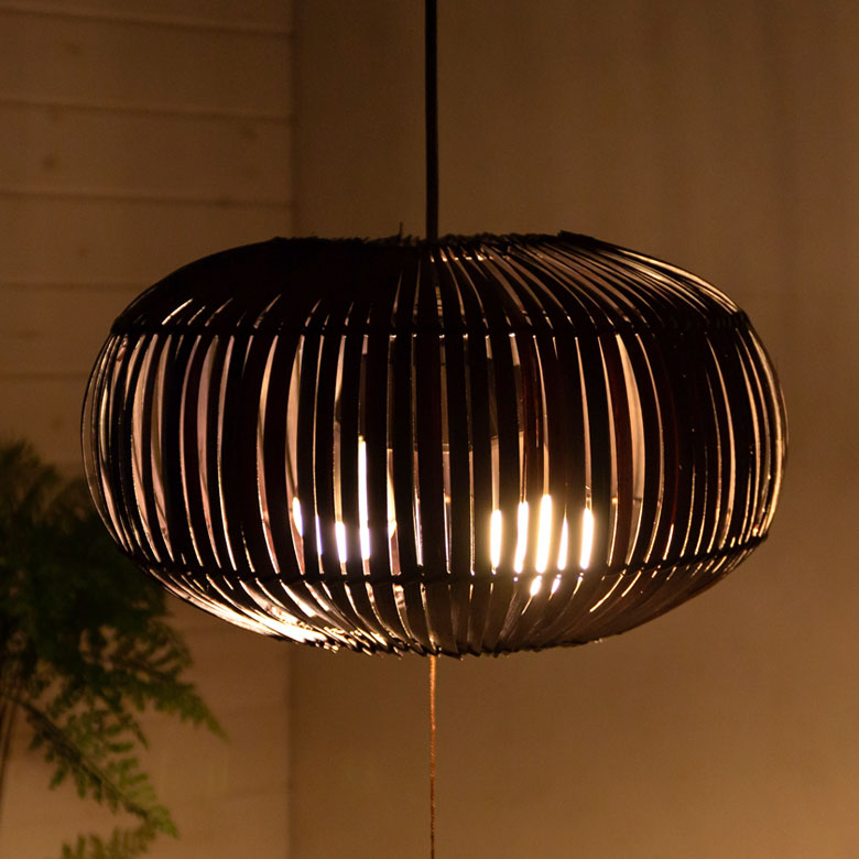 光と影が幻想的な、アジアン間接照明。