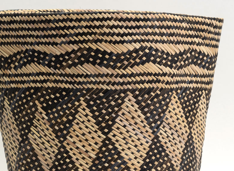 細かい編み目とナチュラルな質感。