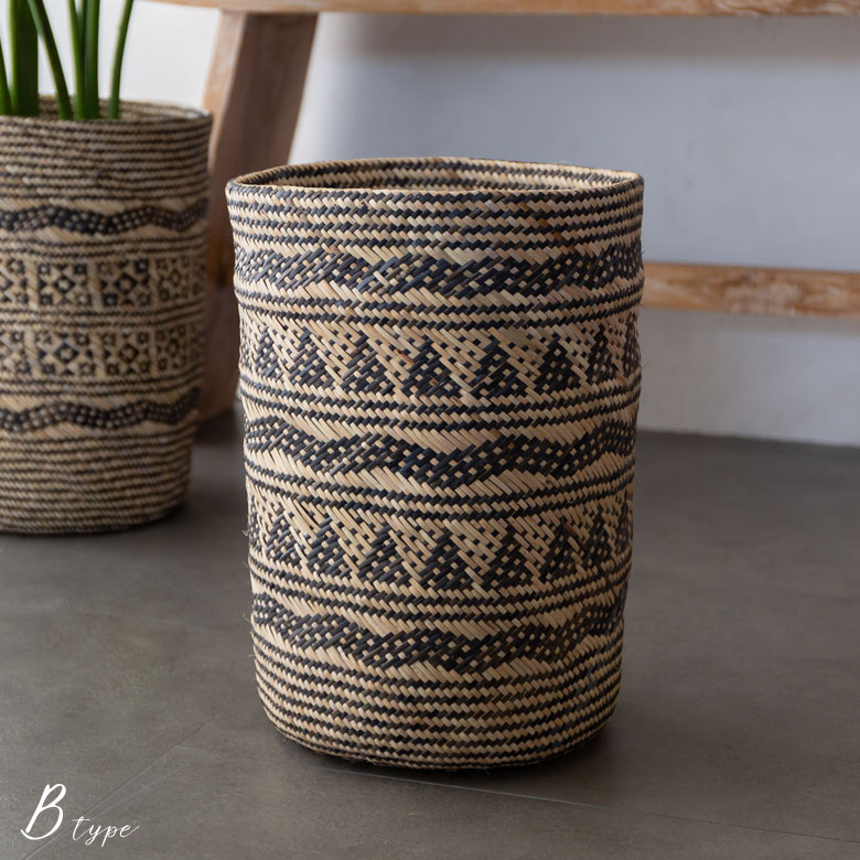 トライバルな柄と細かい模様が美しい収納カゴ。
