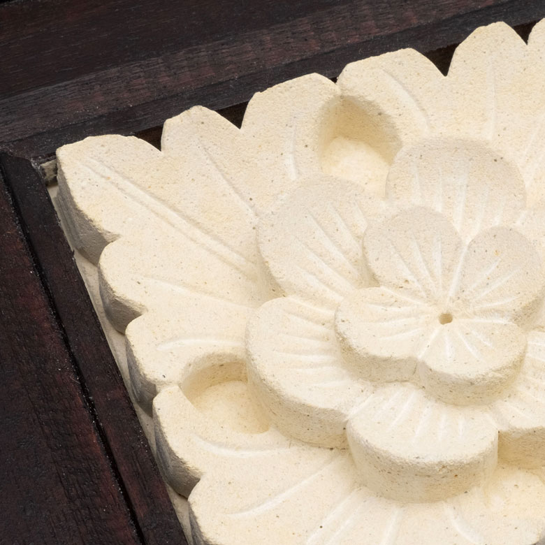 パラス石でできたレリーフ