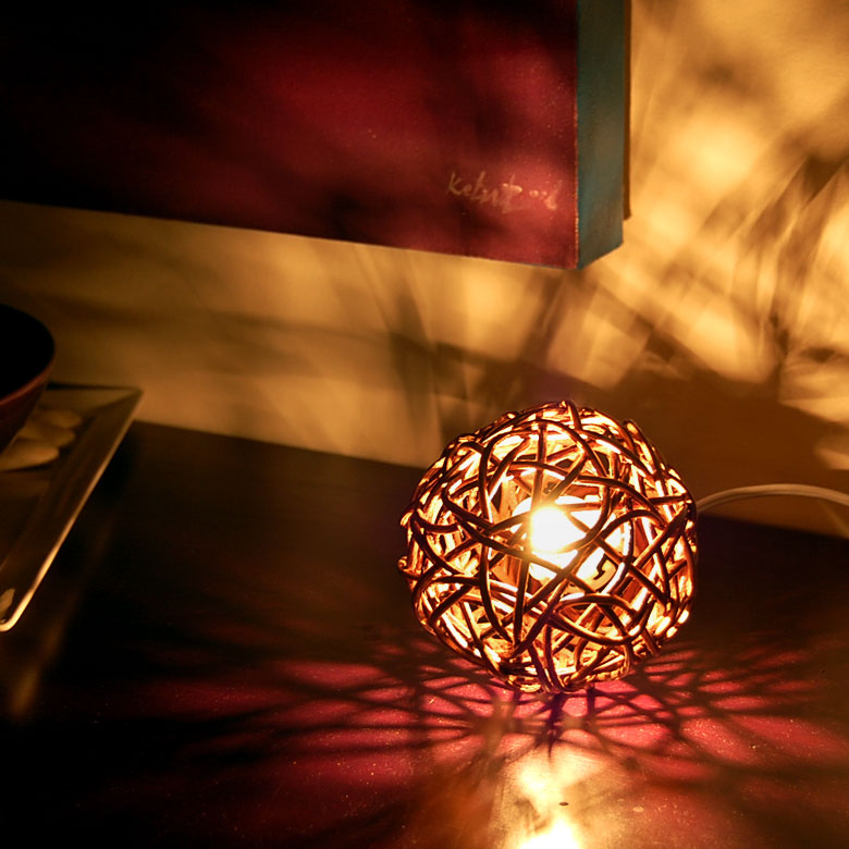 スイッチを入れるとラタンの隙間から、お部屋の幾何学模様の光と影が広がります