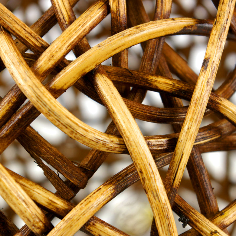 天然素材のラタンを使って、職人が丁寧に編み上げています