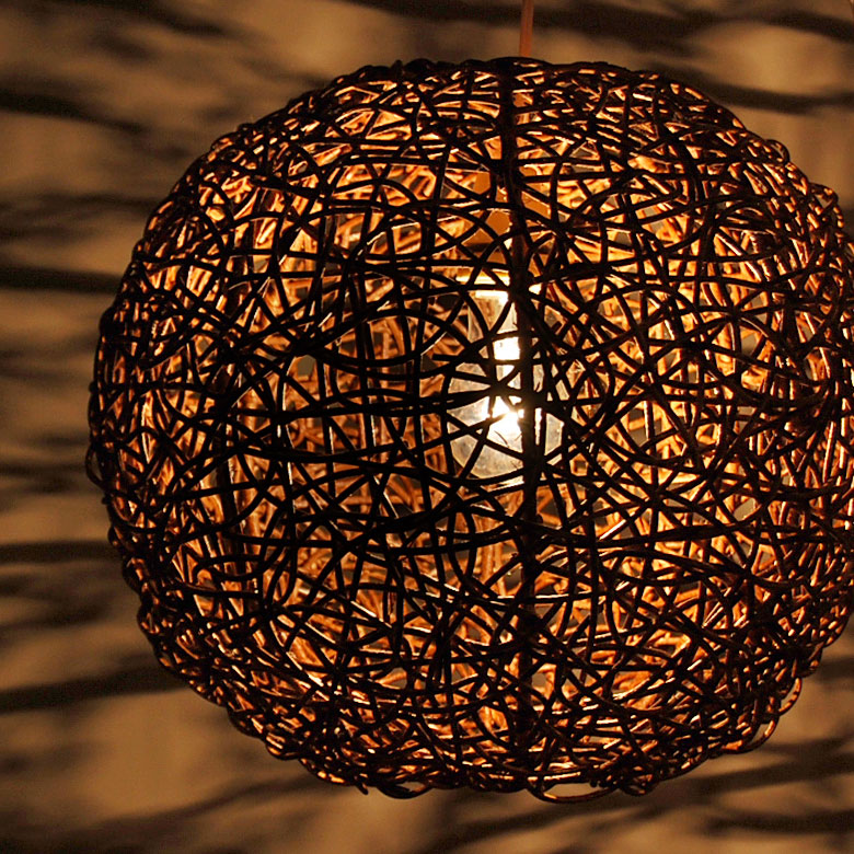 スイッチを入れるとラタンの隙間から、お部屋の幾何学模様の光と影が広がります