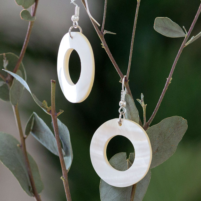 ママザーオブパールが上品な輝きを放つ、シンプルなデザインのピアス。