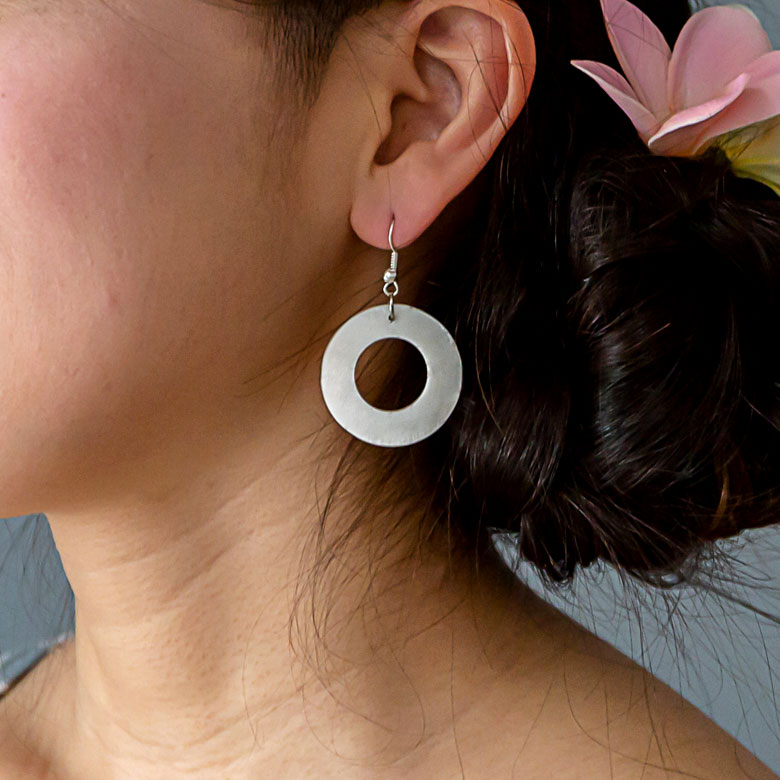 光を反射してキラキラと表情を変えるマザーオブパールの丸型ピアス