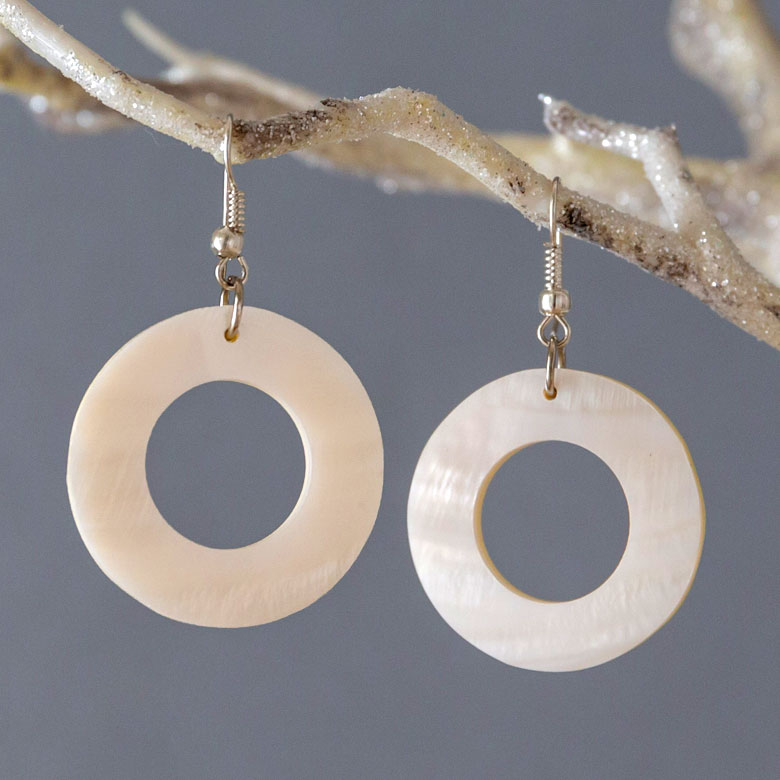 アジアンなファッションと組み合わせるのはもちろん、カジュアルなお洋服にもよく合います。