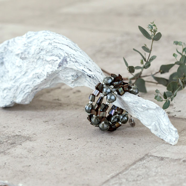 アイテムをプラスして、つけない時は見せる収納が定番！