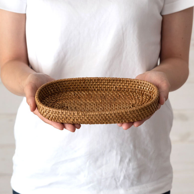 手に持つとこのサイズ。ちょっとしたスペースで使いやすい大きさです