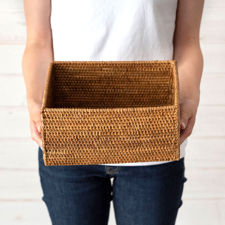 手に持つとこのサイズ。デスク収納にも使いやすい大きさ