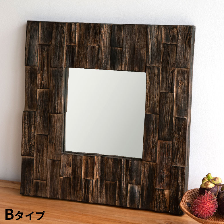 木片をブロックのように貼り合わせて作った、手間暇のかかった木製ミラー。