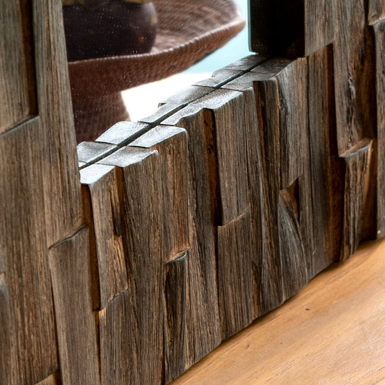 立体的にデザインされたチークウッドのデコレーション