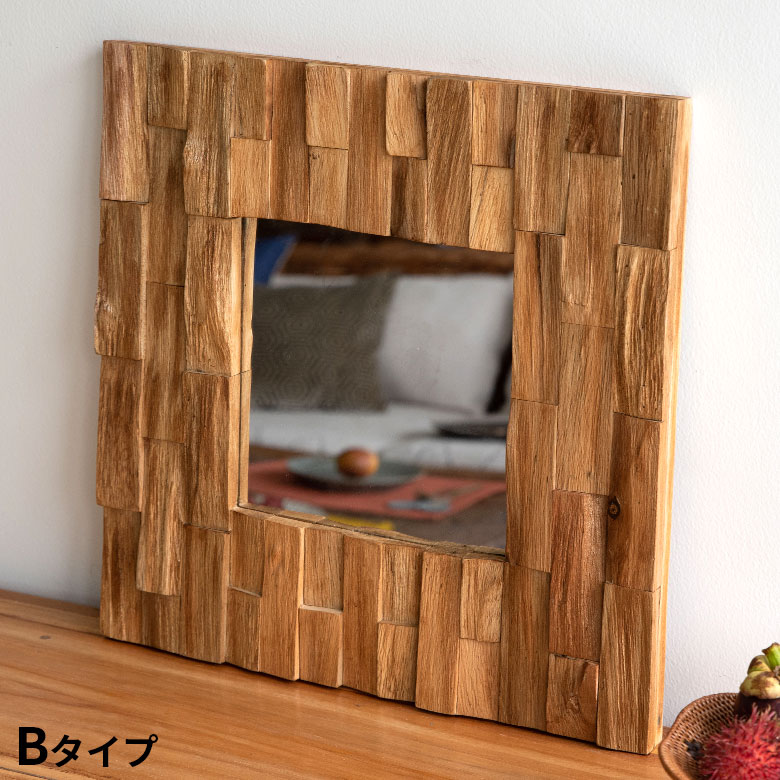 木片をブロックのように貼り合わせて作った、手間暇のかかった木製ミラー。