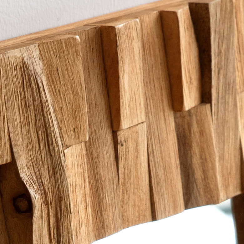 木片をブロックのように貼り合わせて作った、手間暇のかかった木製ミラー。