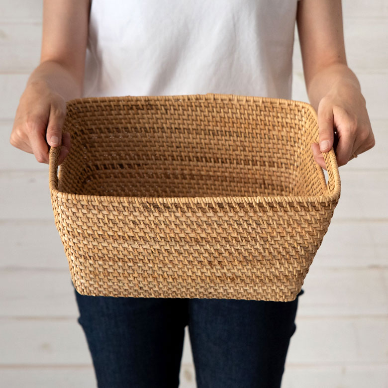 手に持つとこのサイズ。ごみ箱やおもちゃ箱としても