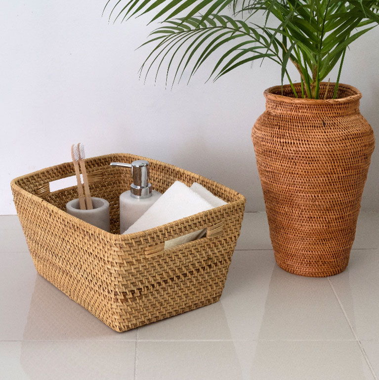 ナチュラルな素材感が魅力的なラタンのバスケット