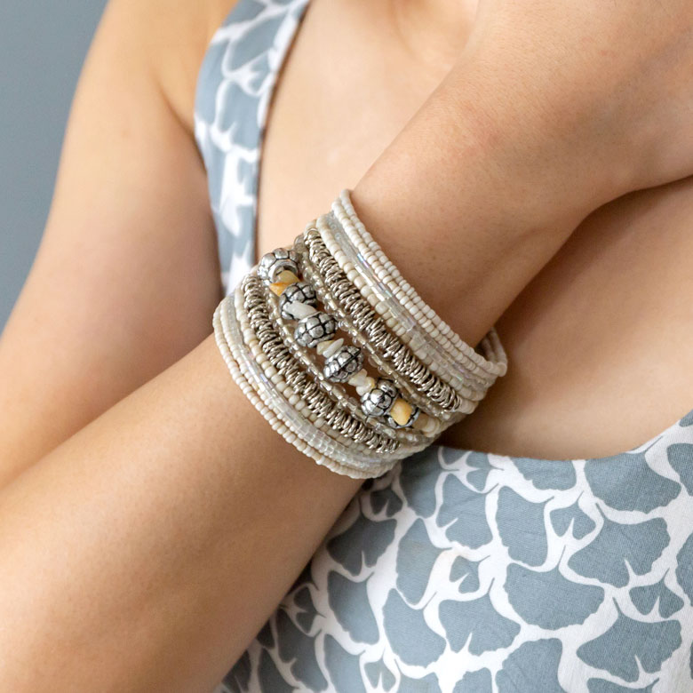 ビーズとカラーストーンを贅沢に使ったワイドバングル