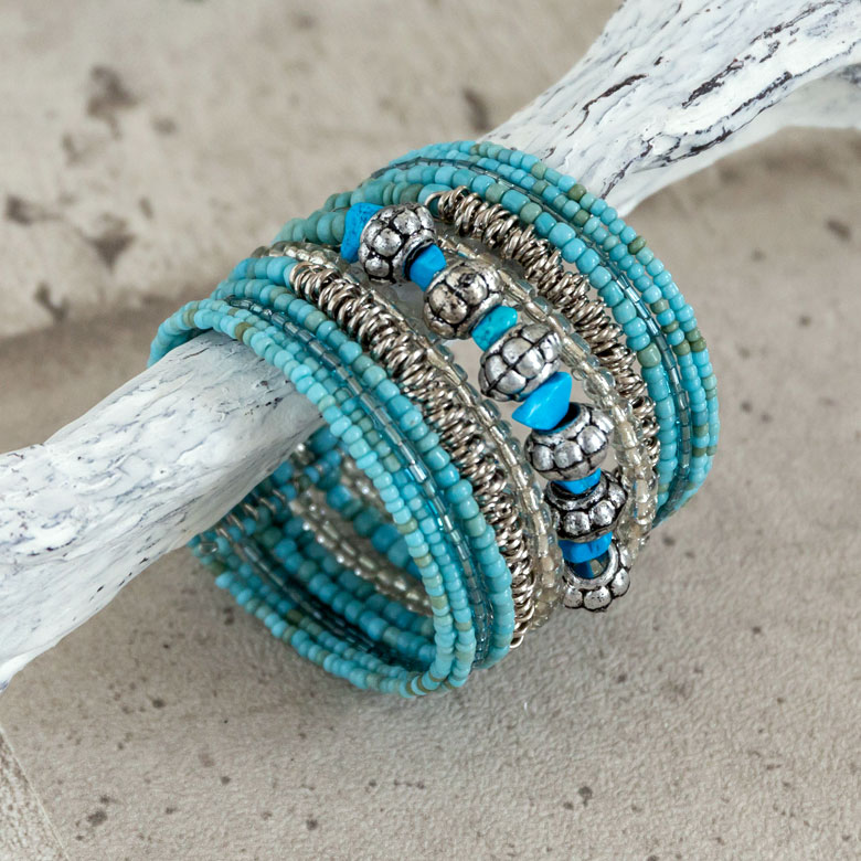 ビーズとカラーストーンを贅沢に使ったワイドバングル