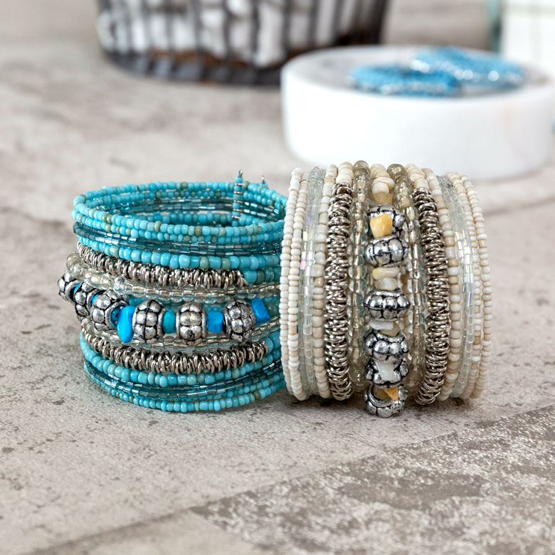 細かなビーズで丁寧に作り上げたハンドメイドのアクセサリー