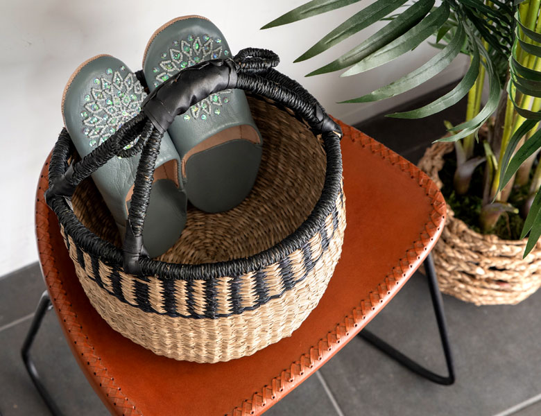 玄関のスリッパ入れに。お客様のおもてなしにもぴったり。