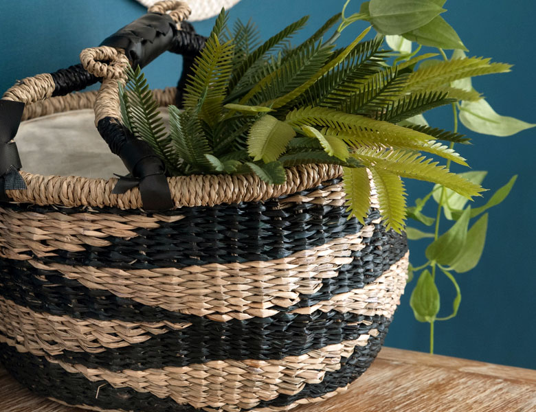 プランターみたいに使って、お気に入りのグリーンや季節のお花を楽しんで