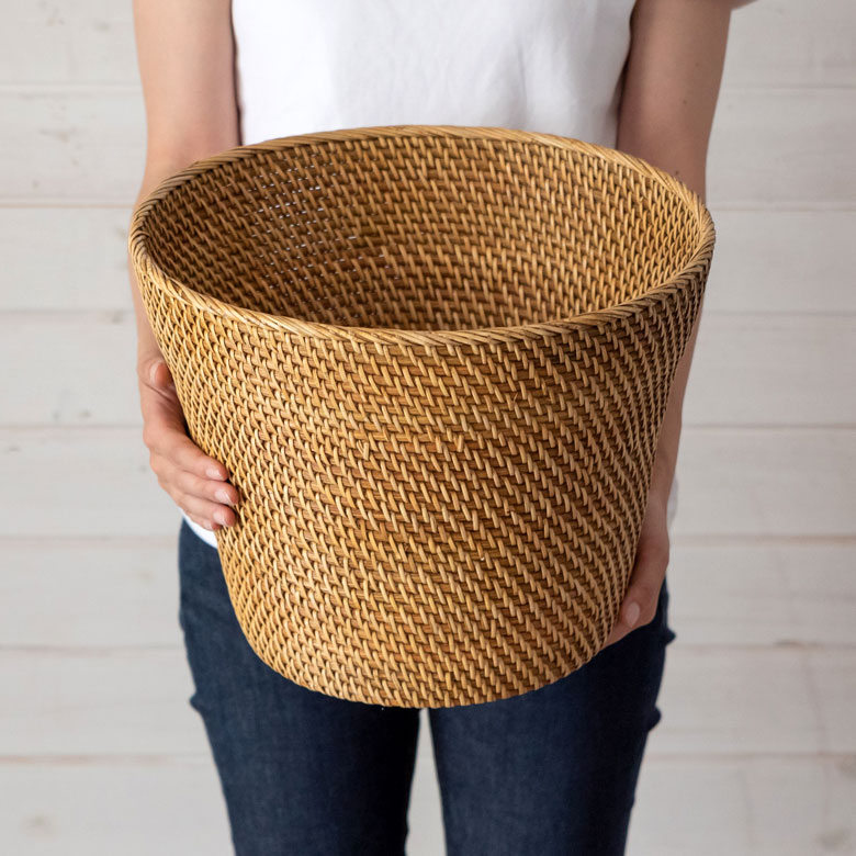 手に持つとこのサイズ。ごみ箱やおもちゃ箱としても