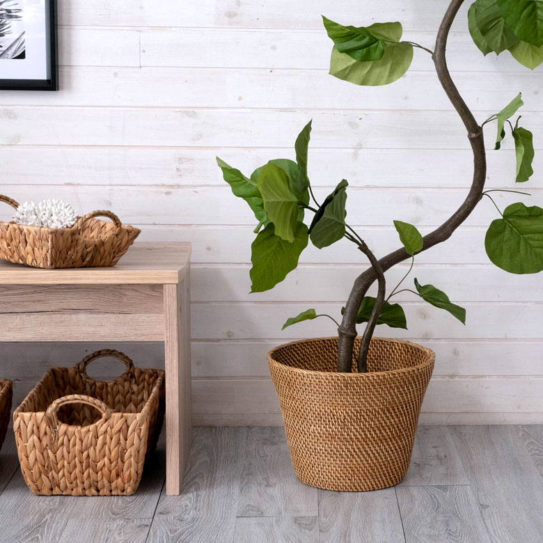 ナチュラルな素材感が魅力的なラタンのバスケット