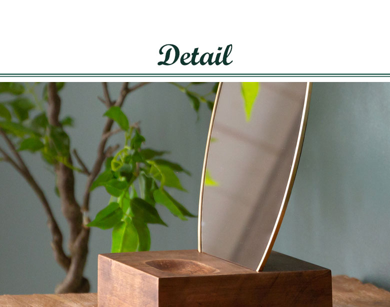 真鍮で縁どられた鏡。