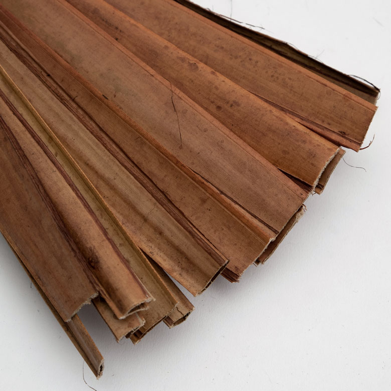 ブラウンは、優しく香る柑橘系。甘みを抑えたビターなオレンジの香り