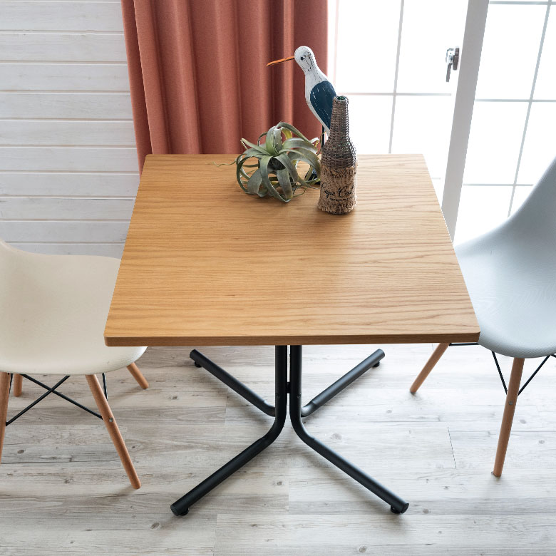 軽めで持ち運びも楽だから、ダイニングやキッチン、どんな場所でも活躍します