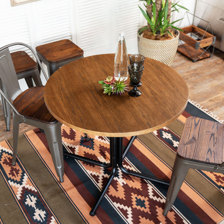 軽めで持ち運びも楽だから、ダイニングやキッチン、どんな場所でも活躍します