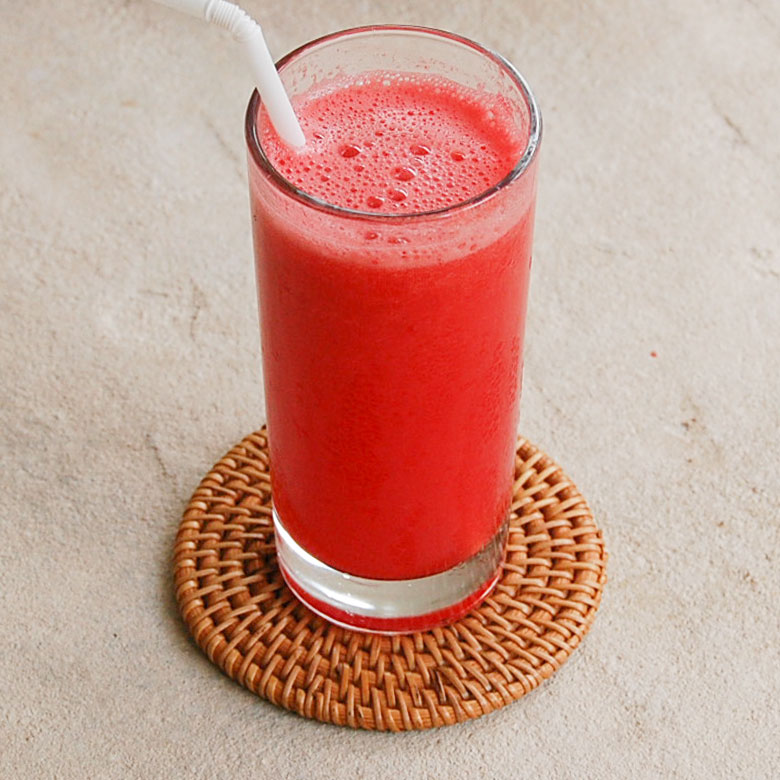 ラタンで編まれたラウンド型コースター