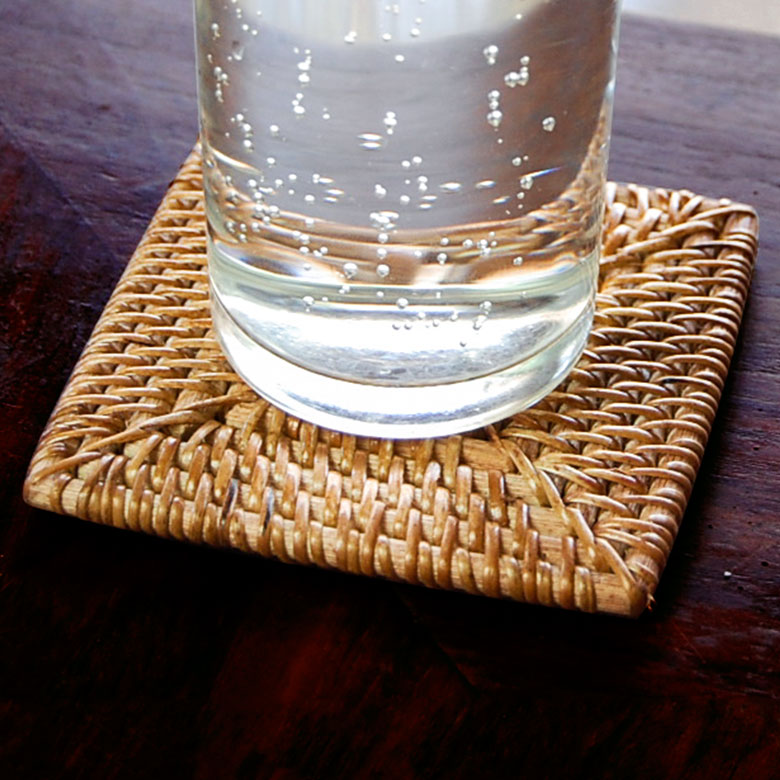 ラタンで編まれたスクエア型コースター